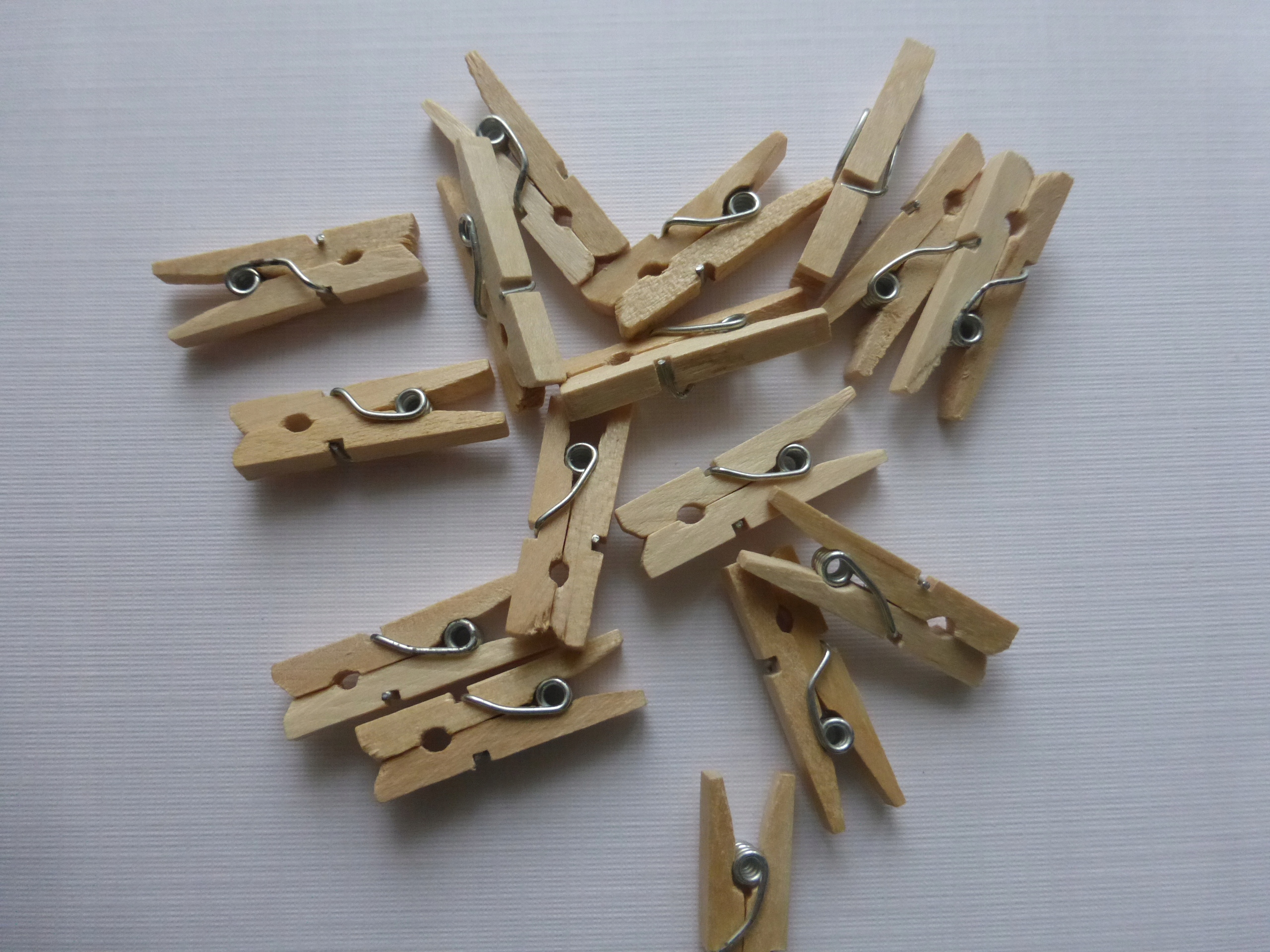 

Klamerki naturalne mini drewniane 30mm 20 sztuk