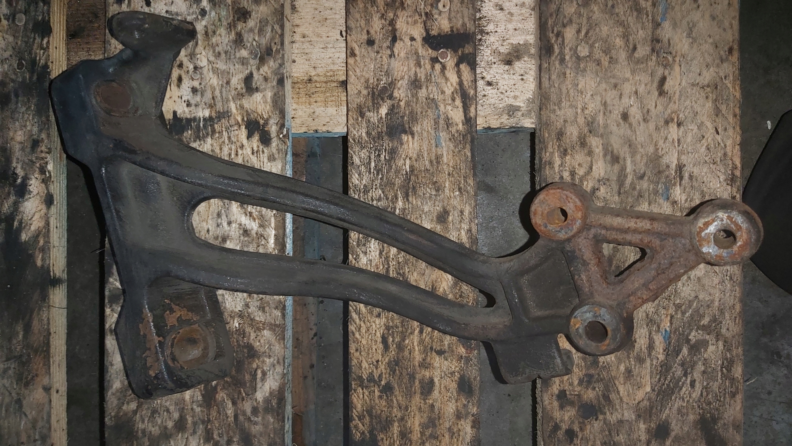 SCANIA R WSPORNIK TŁUMIKA ODLEW