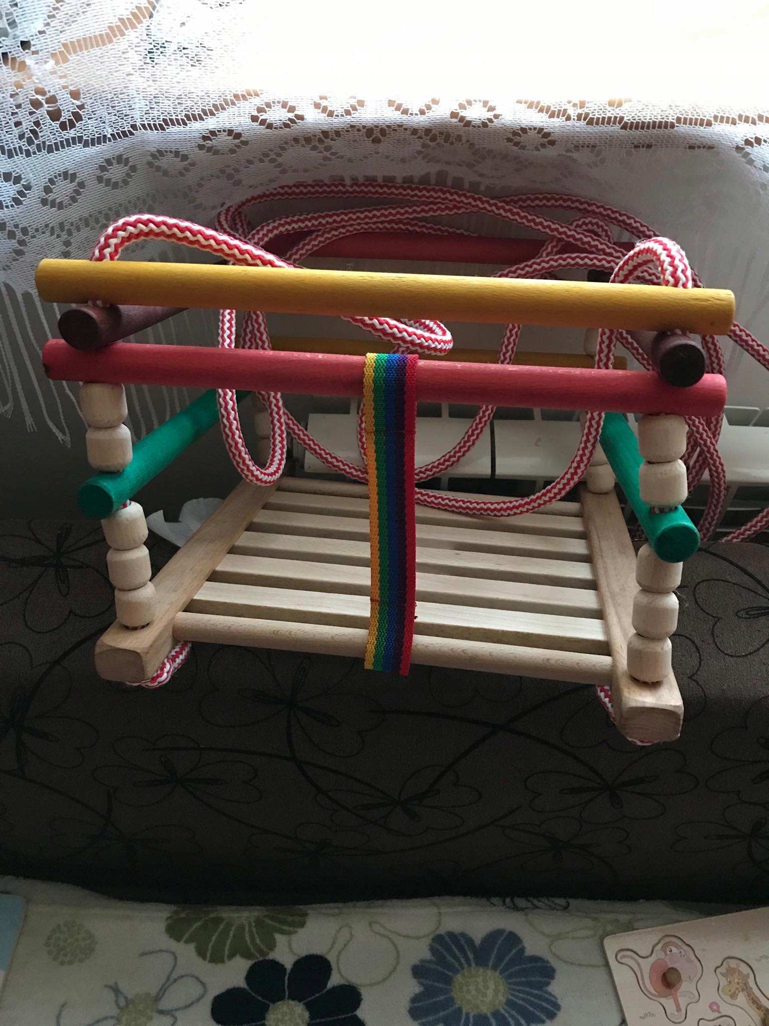 KOLOROWA HUŚTAWKA NP. DO OGRODU, SOLIDNA (DO 25KG) Szerokość produktu 33 cm