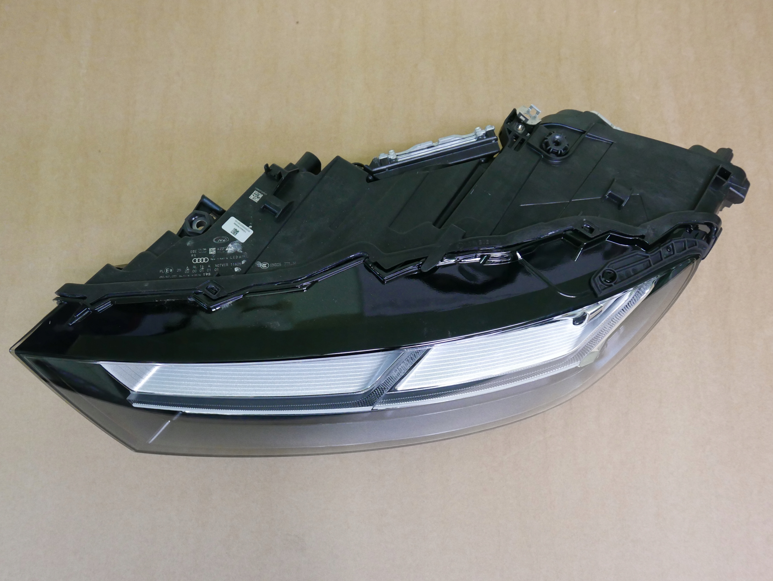AUDI Q7 4M LAMPA FULL LED 4M0941033 Producent części Audi OE
