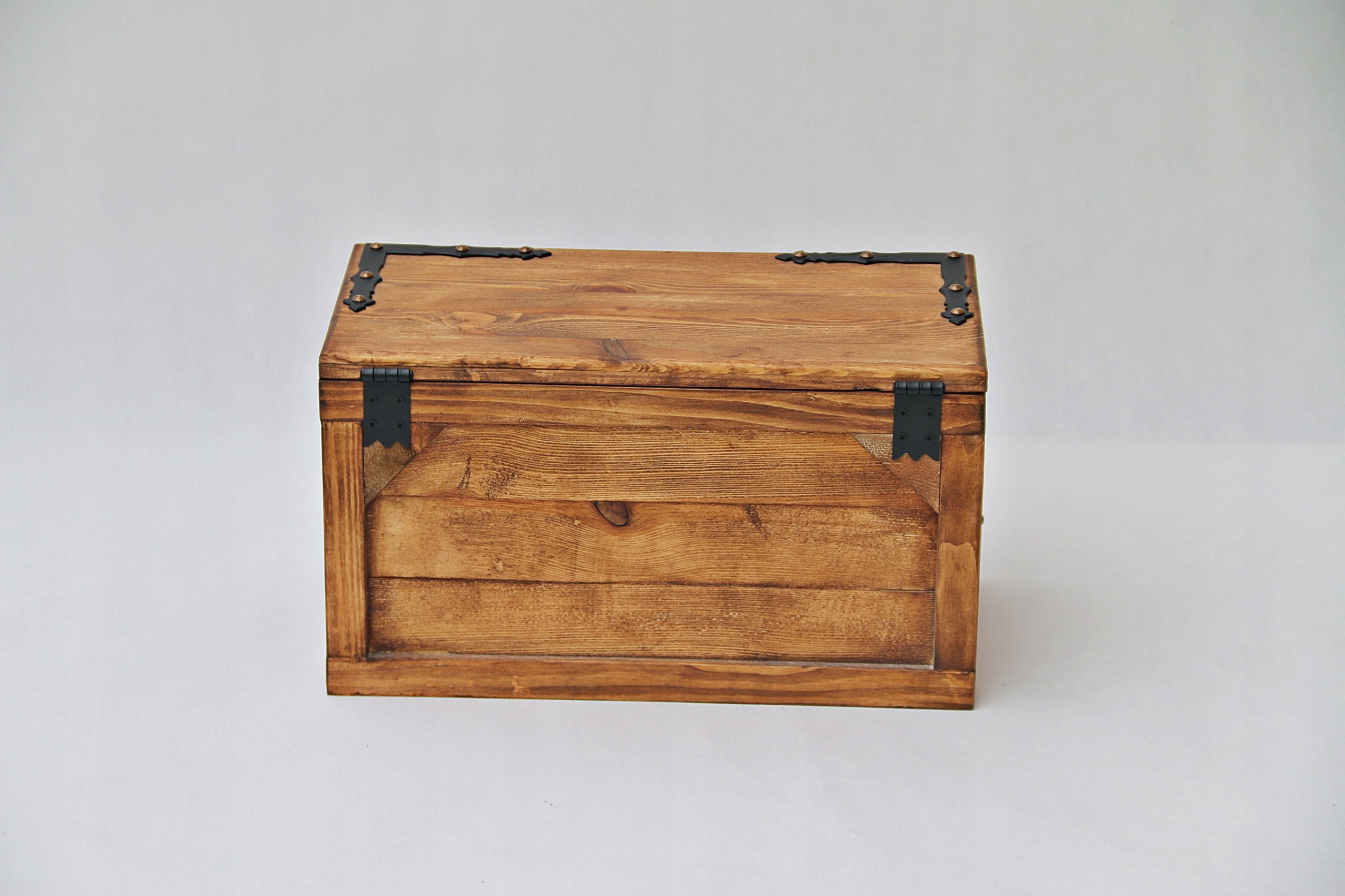 Ozdobna skrzynia w stylu RETRO z okuciem, kufer Wysokość mebla 29 cm