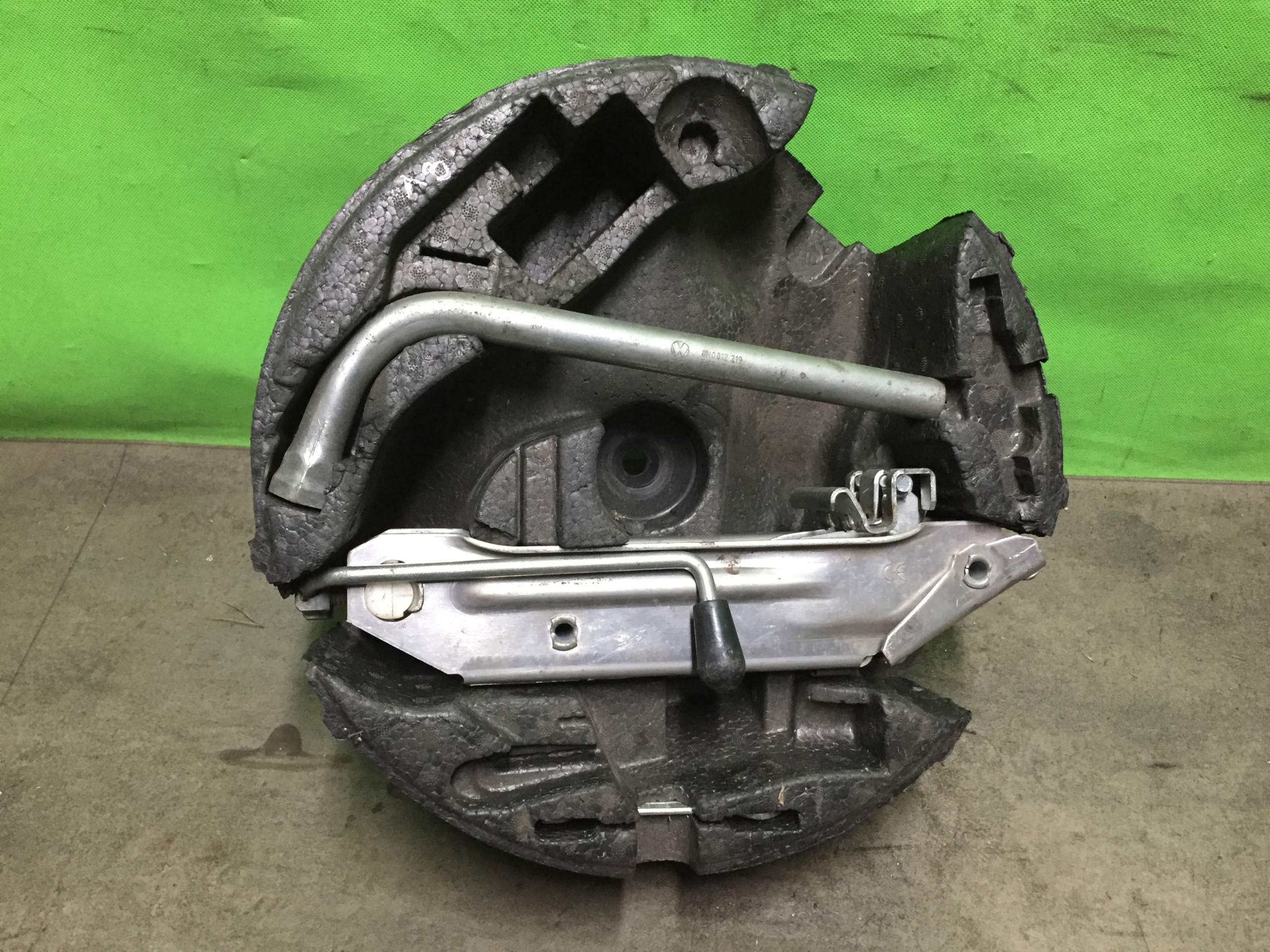 8L0012109 - Audi A3 комплект запасного колеса подъемник ключ