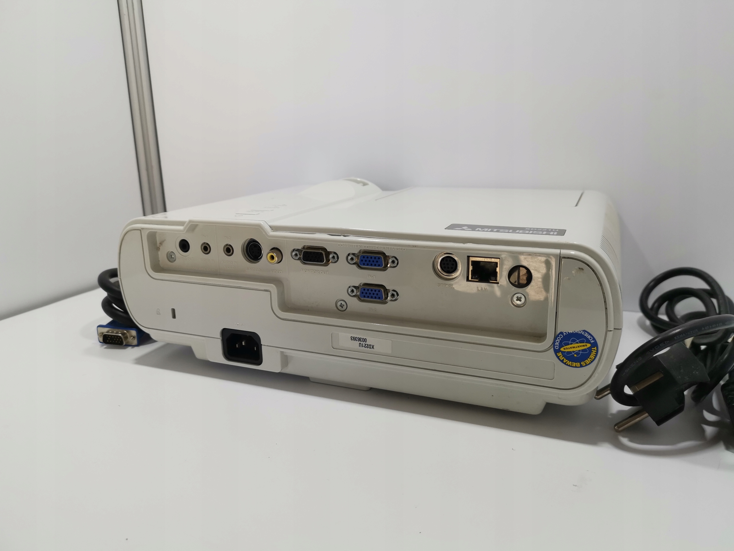PROJEKTOR RZUTNIK MITSUBISHI XD221U hdmi 2300lm Złącza Audio IN Audio OUT D-Sub (VGA) RJ-45 S-Video wyjście słuchawkowe złącze kompozytowe
