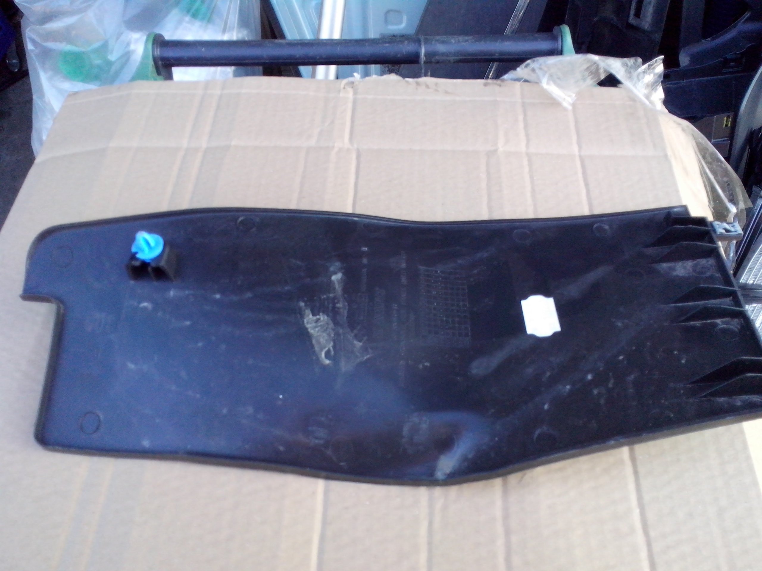 пластик консоль заглушка левый renault MEGANE IV