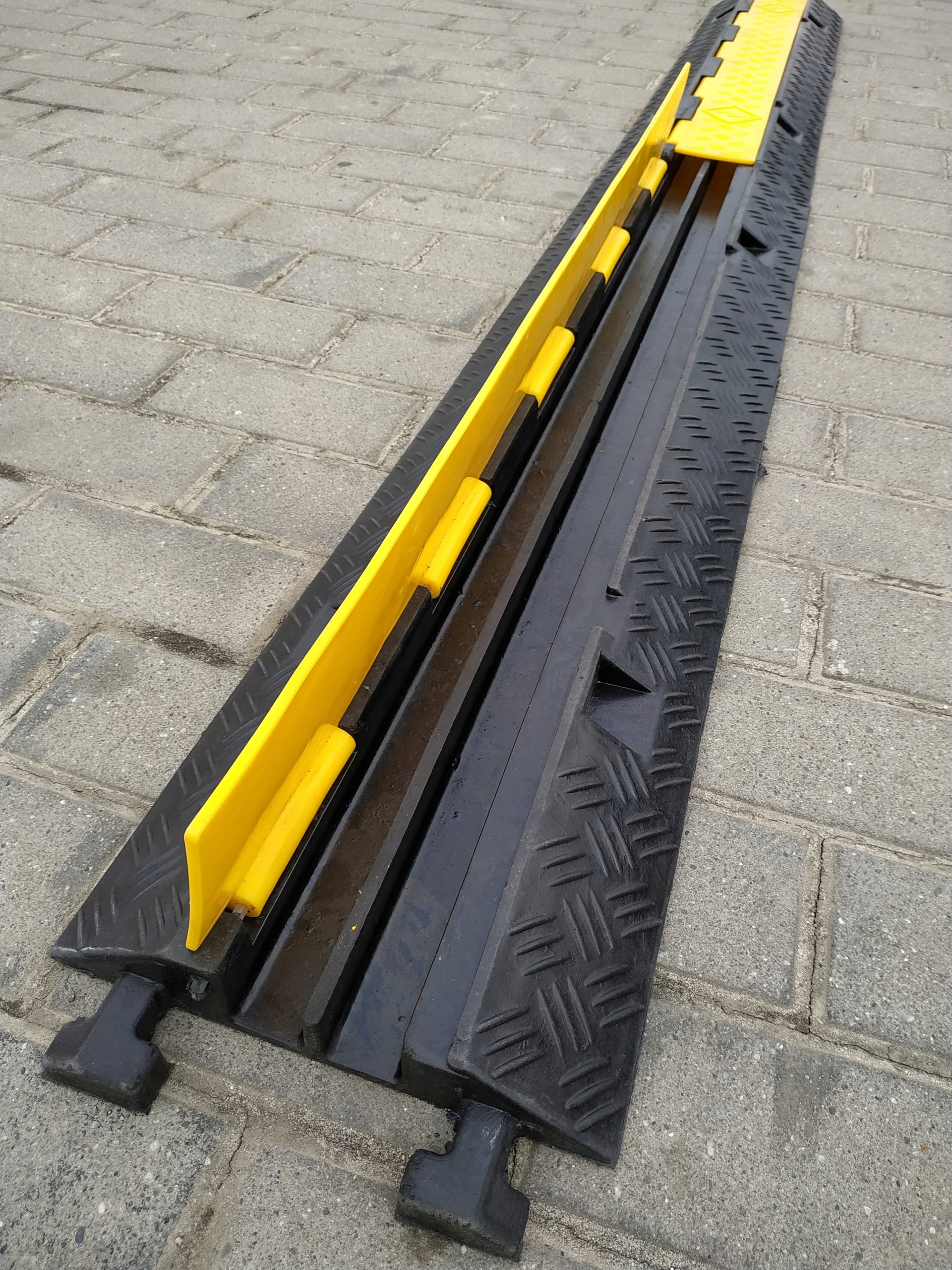 Przejazd przez kable 2 kanały drogowy próg kablowy Marka Ayaq