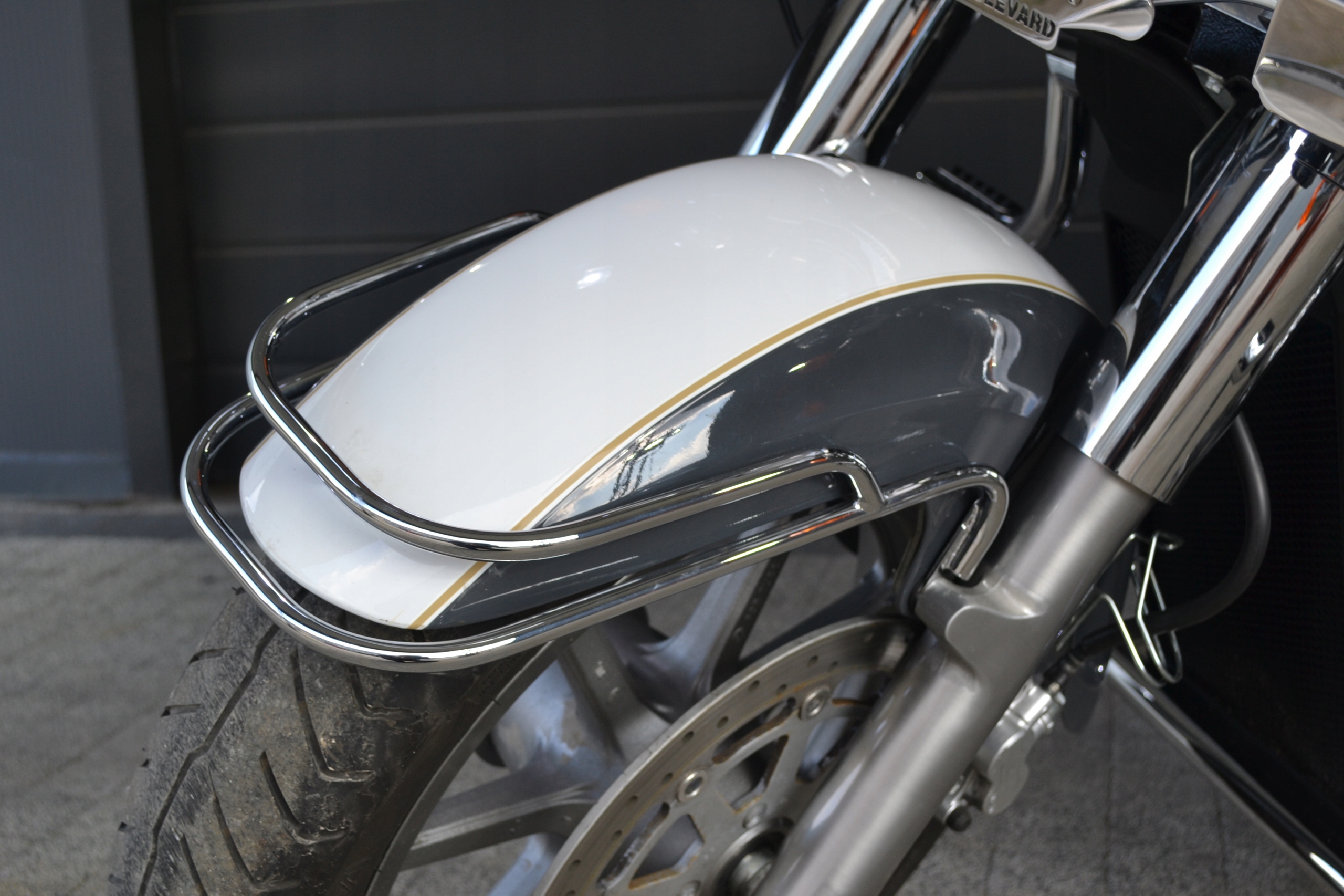 RELING NA PRZEDNI BŁOTNIK INTRUDER C 1500 T 2012 Dopasowanie do pojazdu produkt dedykowany