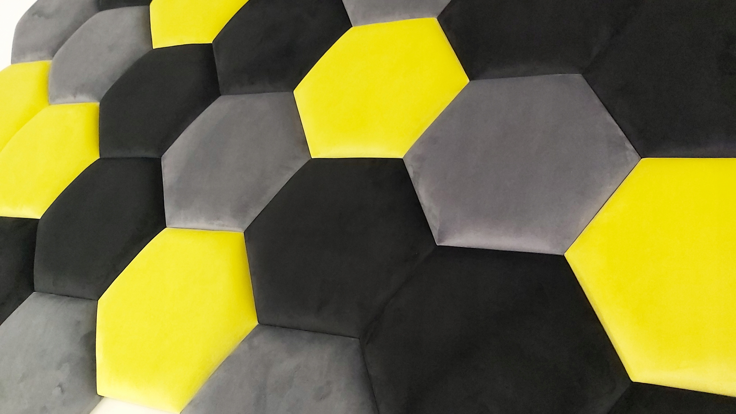 мягкие стеновые панели шестигранники. панели соты в интерьере. мягкие стеновые панели шестиугольники. мягкая панель гексагон. мягкие соты.