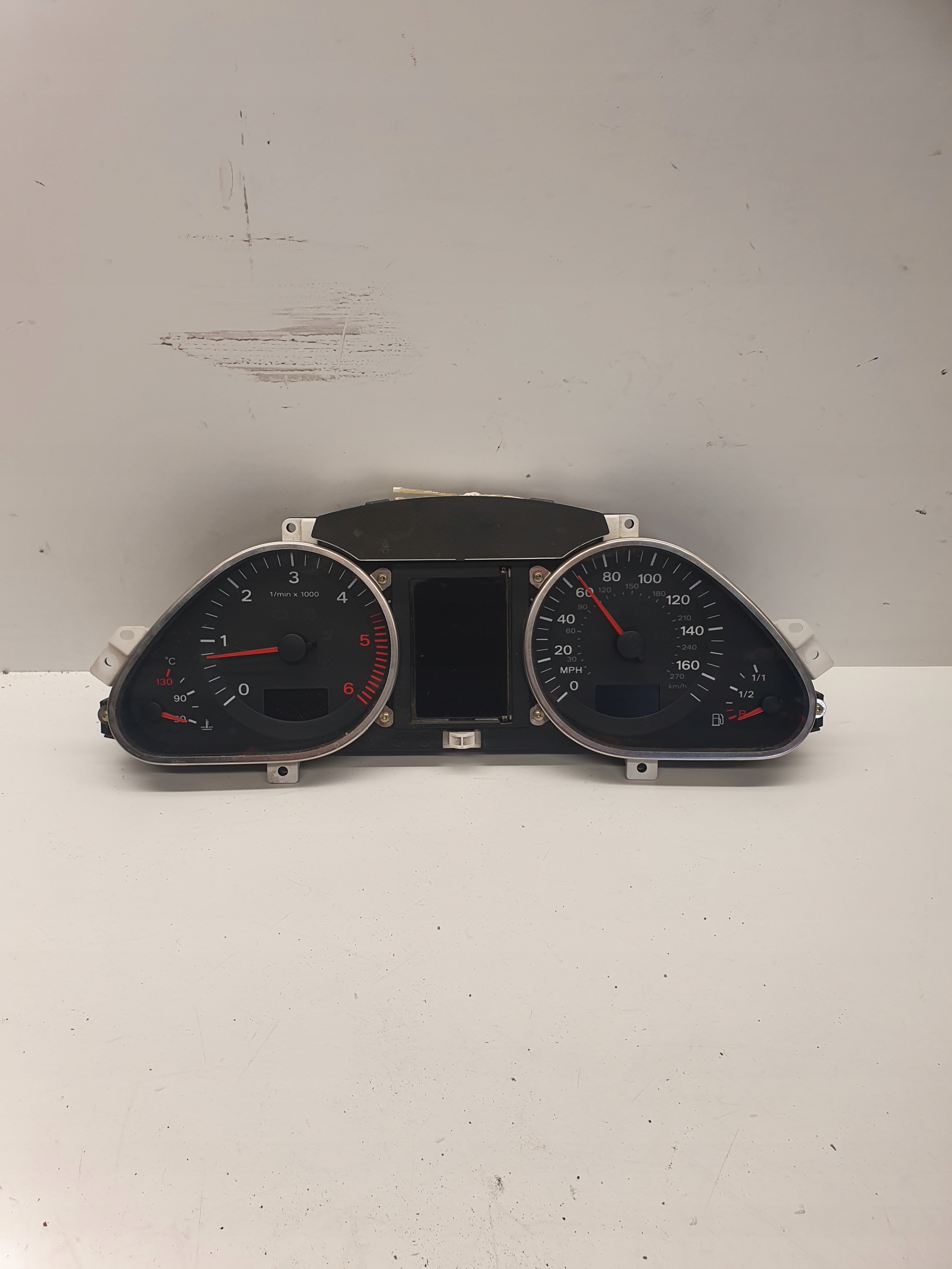 спидометр часы Audi OE 4F0920950L