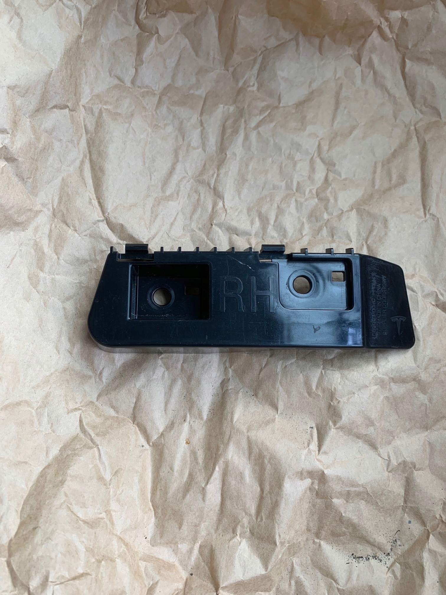 1083993-00-C - Тесла 3 крепление бампер скольжения 1083993-00 - C новый