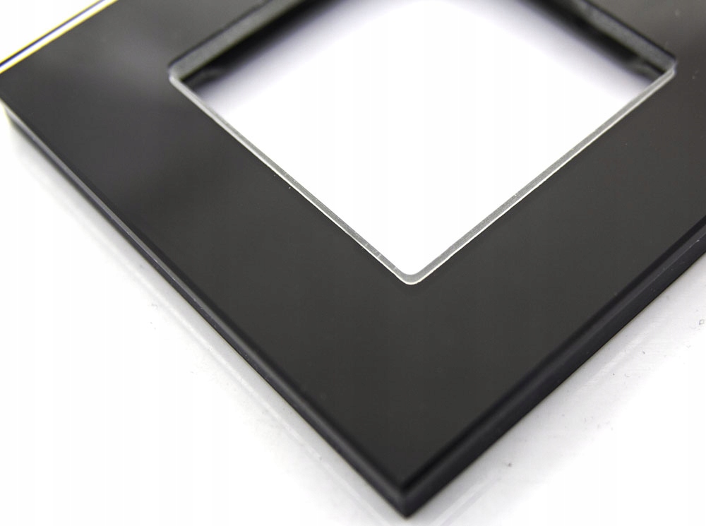 B-LINE DLX CZARNE GNIAZDO ELEKTRYCZNE Z BOLCEM Marka B-line