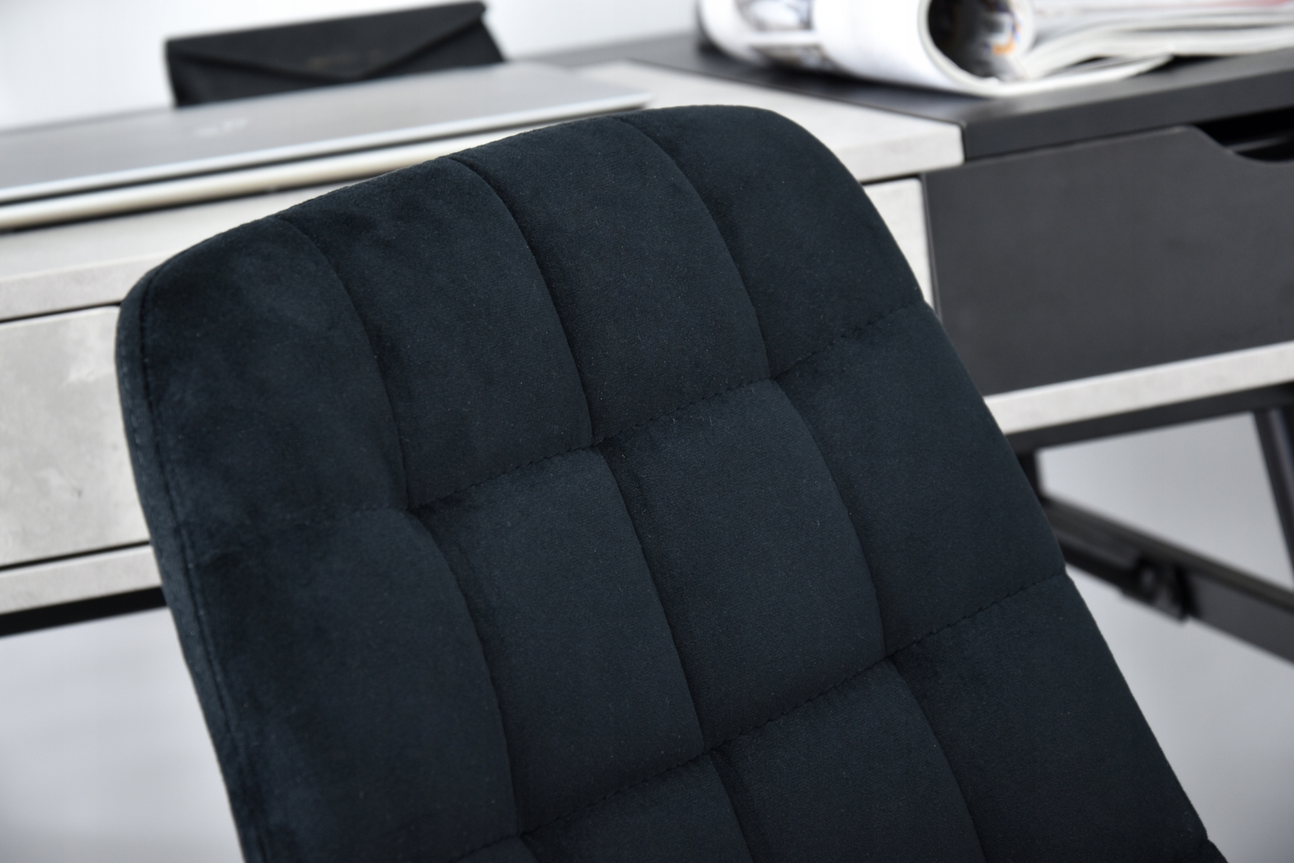 OBROTOWE KRZESŁO Z PRZESZYCIAMI ELIOR CZARNY VEL Szerokość mebla 51 cm