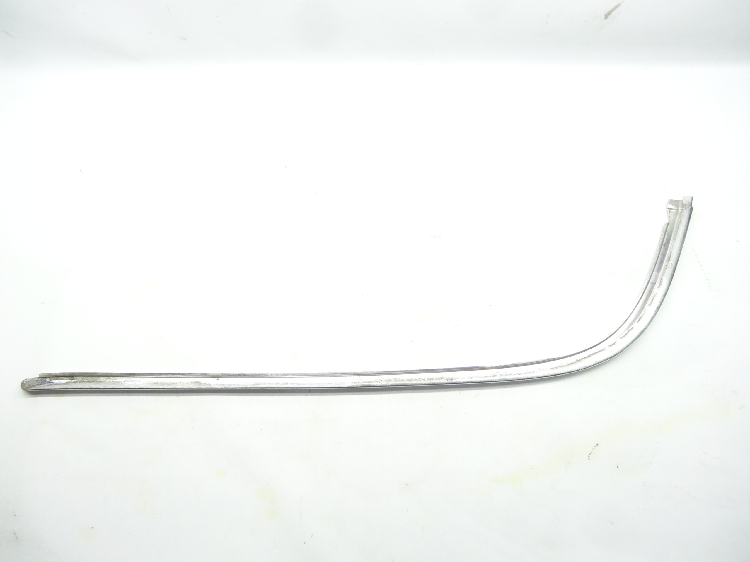 AUDI A8 D2 LISTWA ZDERZAKA PRAWY TYL CHROM Strona zabudowy tył