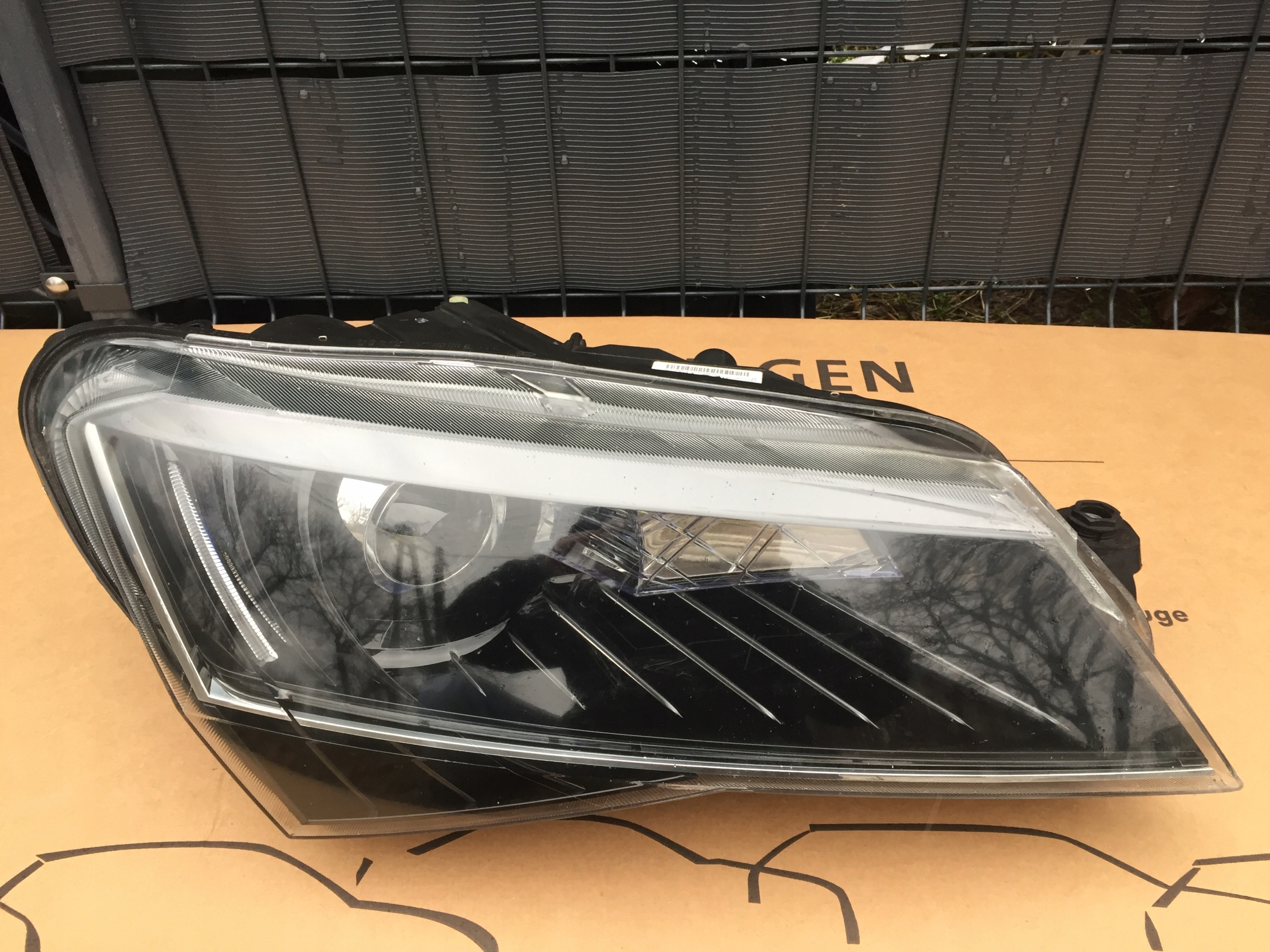 SKODA SUPERB 3v1 ПРАВА ФАРА ПЕРЕД КСЕНОН LED 15-