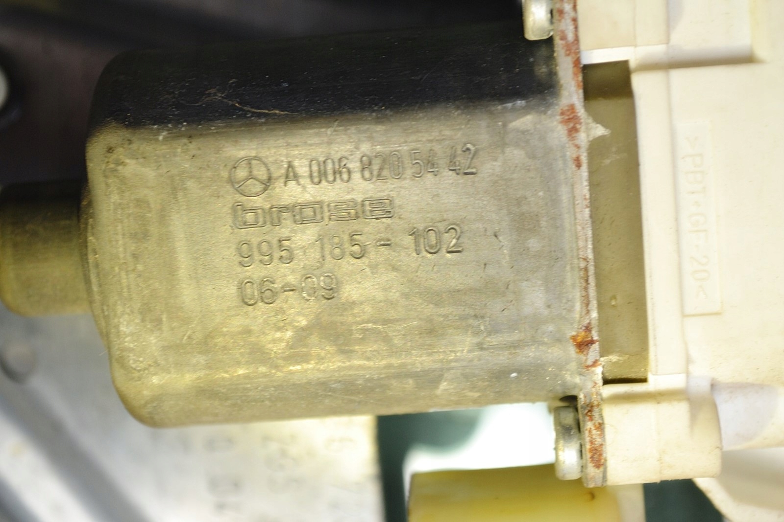 SPRINTER 906 PODNOŚNIK EL SZYBY LEWY A9067200046LH Marka Mercedes