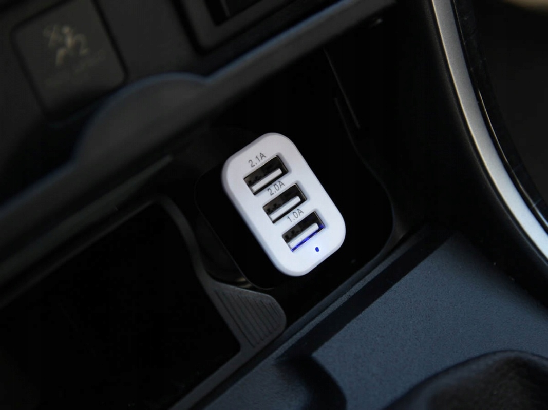 Ładowarka samochodowa 3xUSB 2100mA/2000mA/1000mA Producent Amio