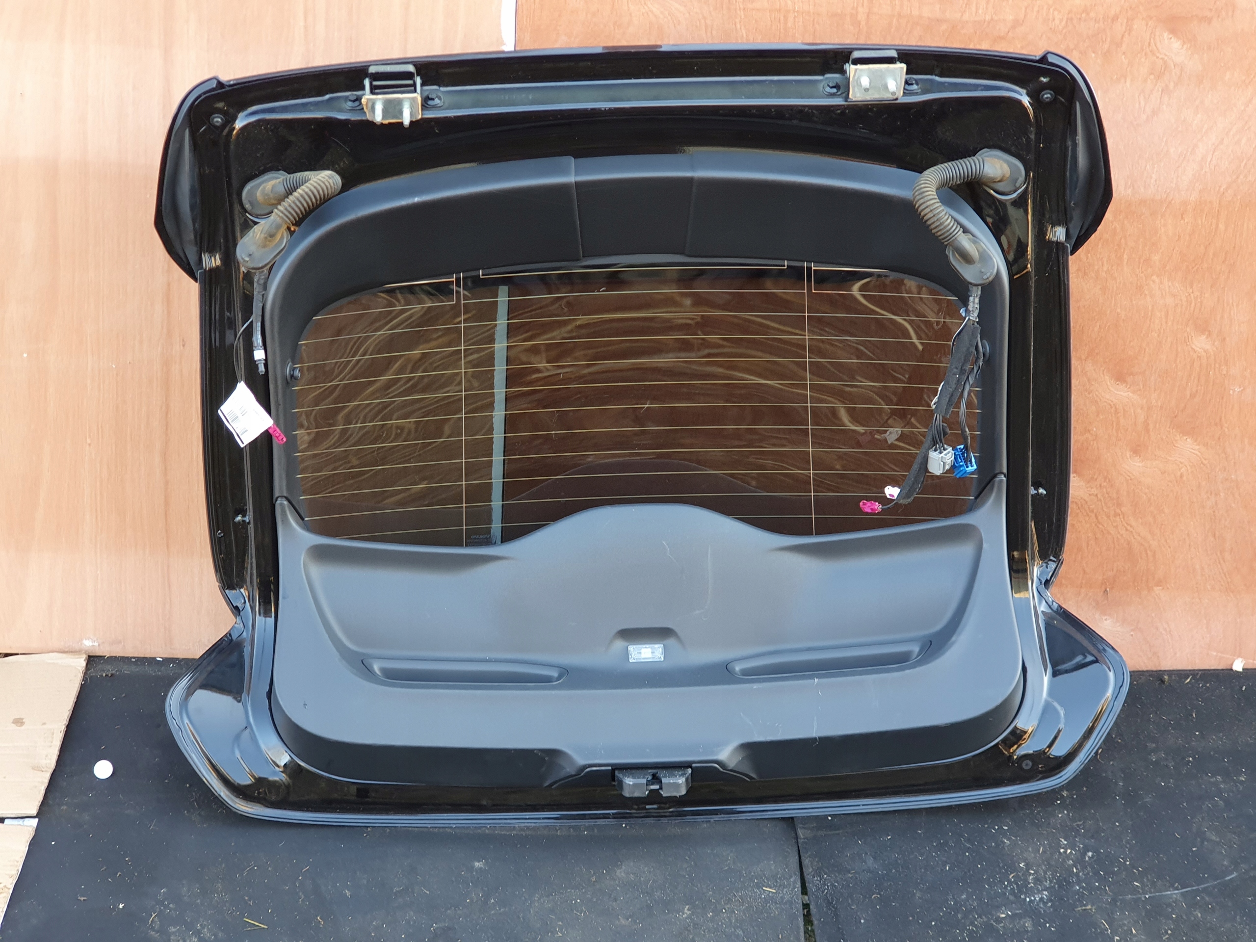 VOLVO V40 R-DESIGN 2012-2018 KLAPA TYŁ SPOILER Strona zabudowy tył