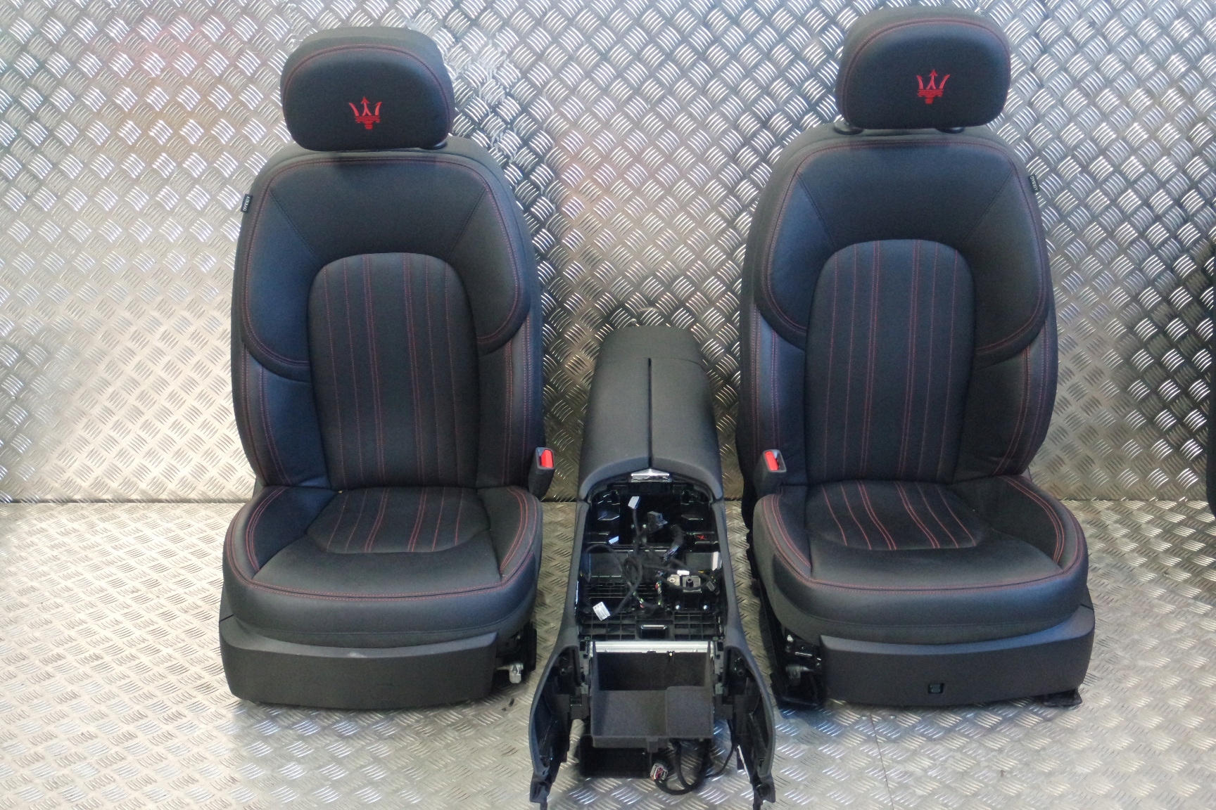 Кожаные кресла диван боковины MASERATI LEVANTE F127