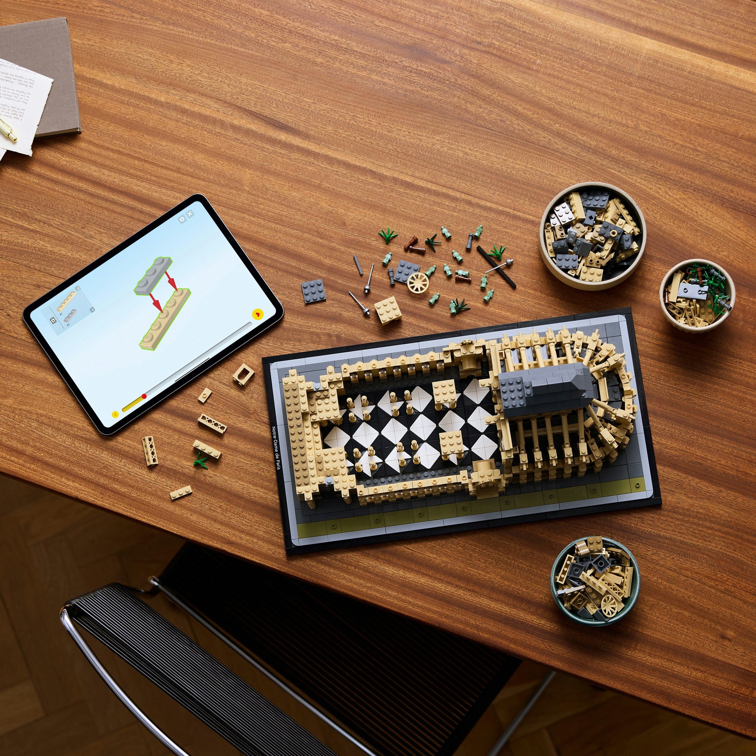 LEGO Architecture 21061 Architektura 21061 Notre-Dame w Paryżu Bohater brak