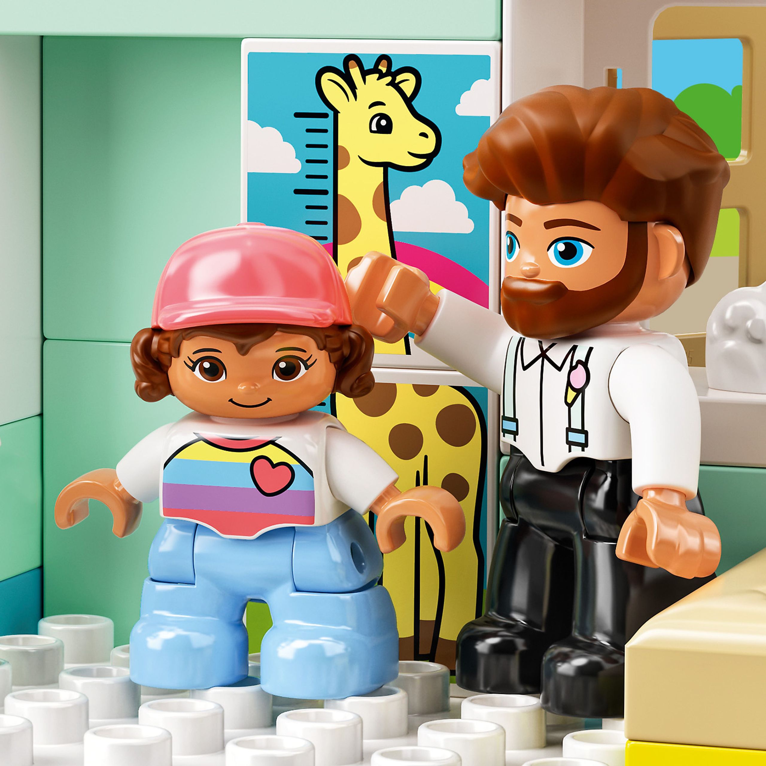 LEGO Duplo 10968 Wizyta u Lekarza Pani Doktor Dosia Miś Miarka Żyrafy 2+ Bohater Doktor Dosia