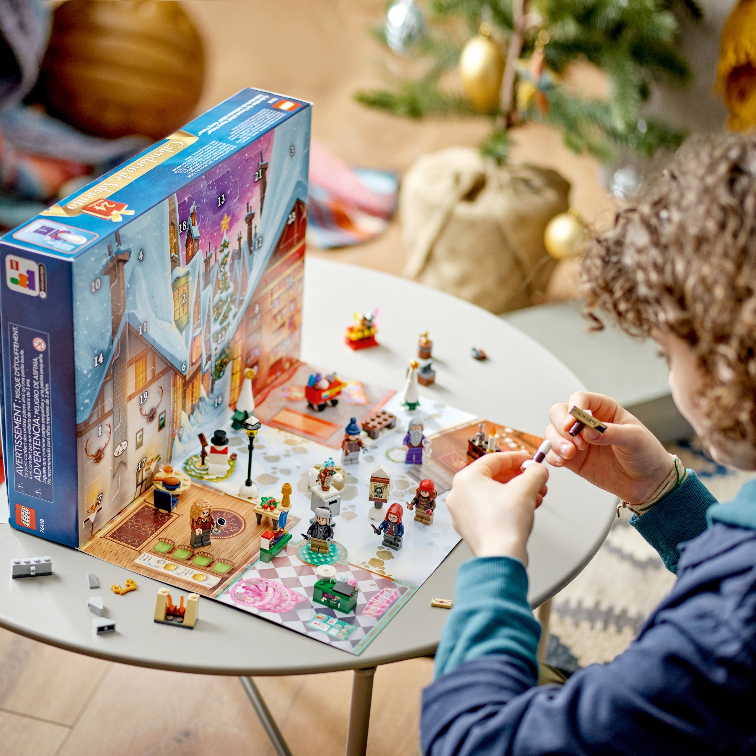Адвент-календарь LEGO Harry Potter 76418 2023, 18 мини-моделей Хогсмида и 6 минифигурок, от 7 лет — фото 6