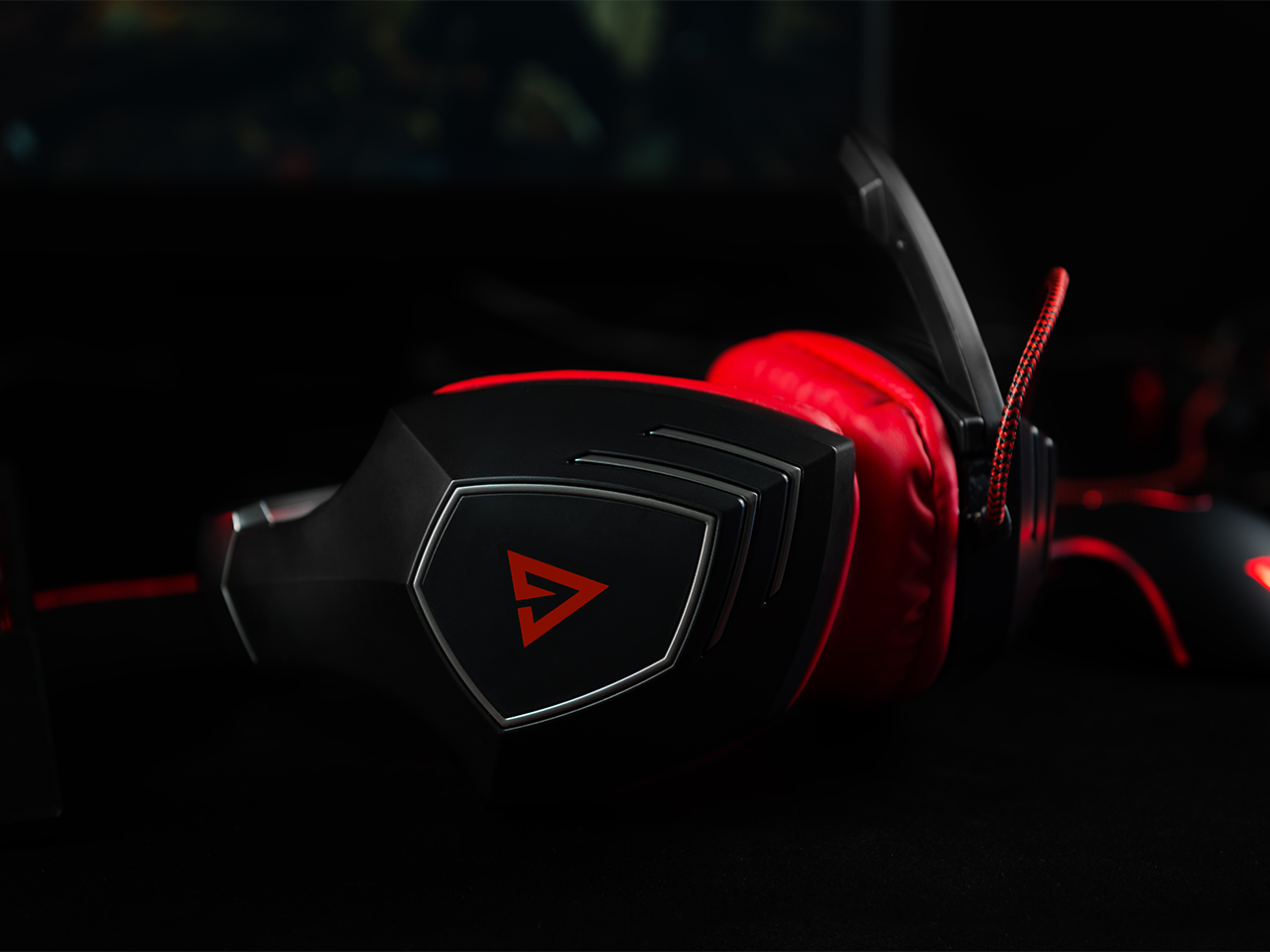 SŁUCHAWKI GAMINGOWE Z MIKROFONEM NA PAŁĄKU - MODECOM VOLCANO MC-831 RAGE Kolor czarny