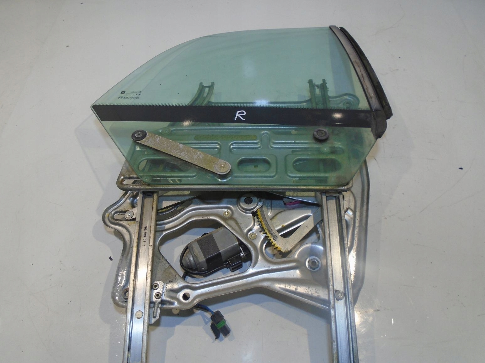 СТЕКЛО ПРАВЫЙ ЗАДНИЙ МЕХАНИЗМ ASTRA И F КАБРИОЛЕТ