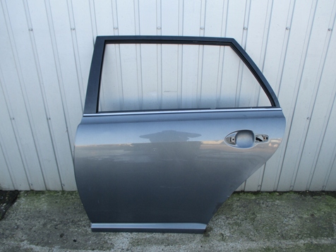 TOYOTA AVENSIS 2 II T25 KOMBI 03-06 DRZWI LEWE TYLNE