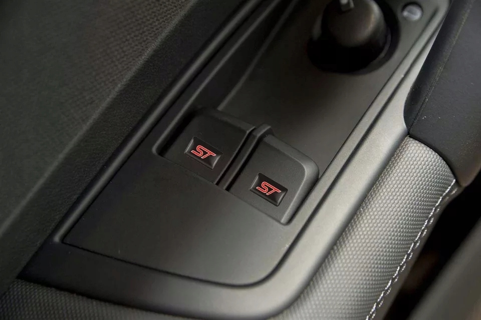 LOGO Emblemat 3D FORD ST wnętrze kierownica 18x11 Producent Inny