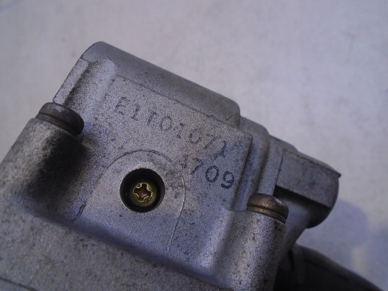 ДРОССЕЛЬНАЯ ЗАСЛОНКА mazda 323C BA 1.3 16V E1T01071