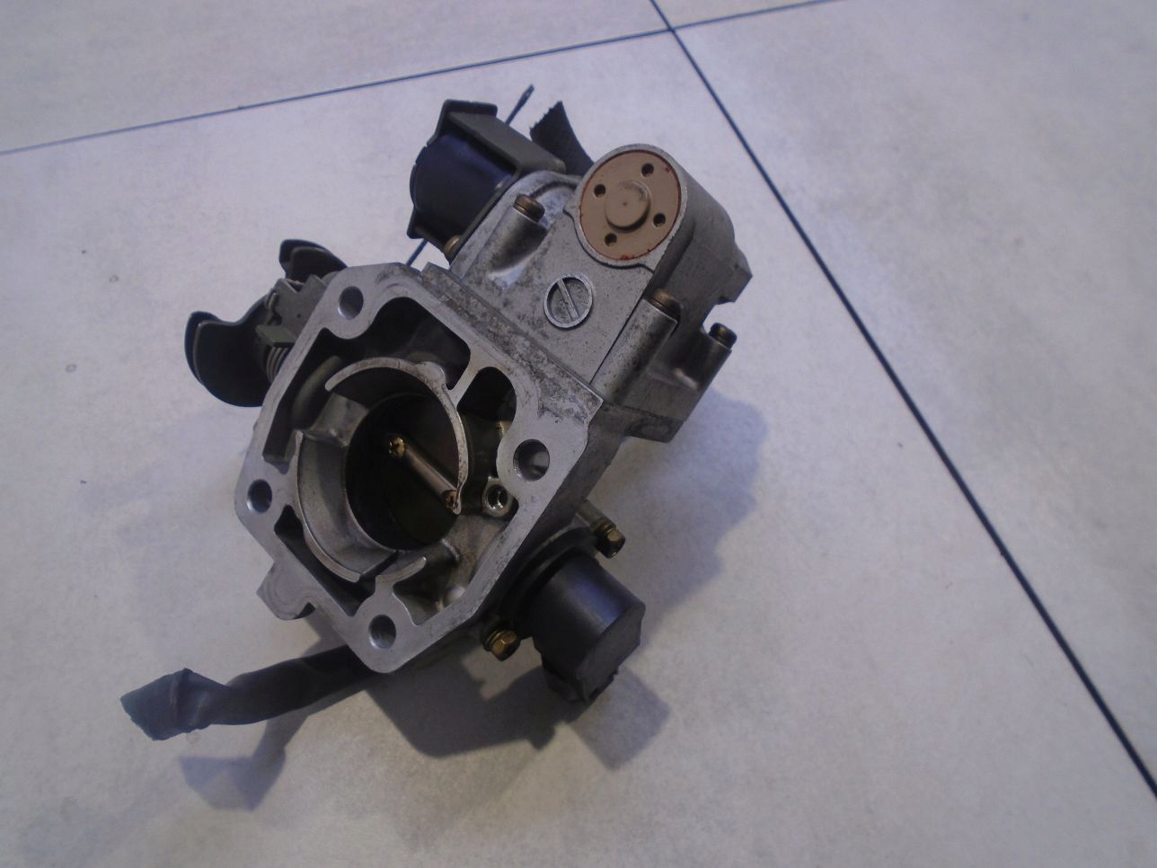 ДРОССЕЛЬНАЯ ЗАСЛОНКА mazda 323C BA 1.3 16V E1T01071