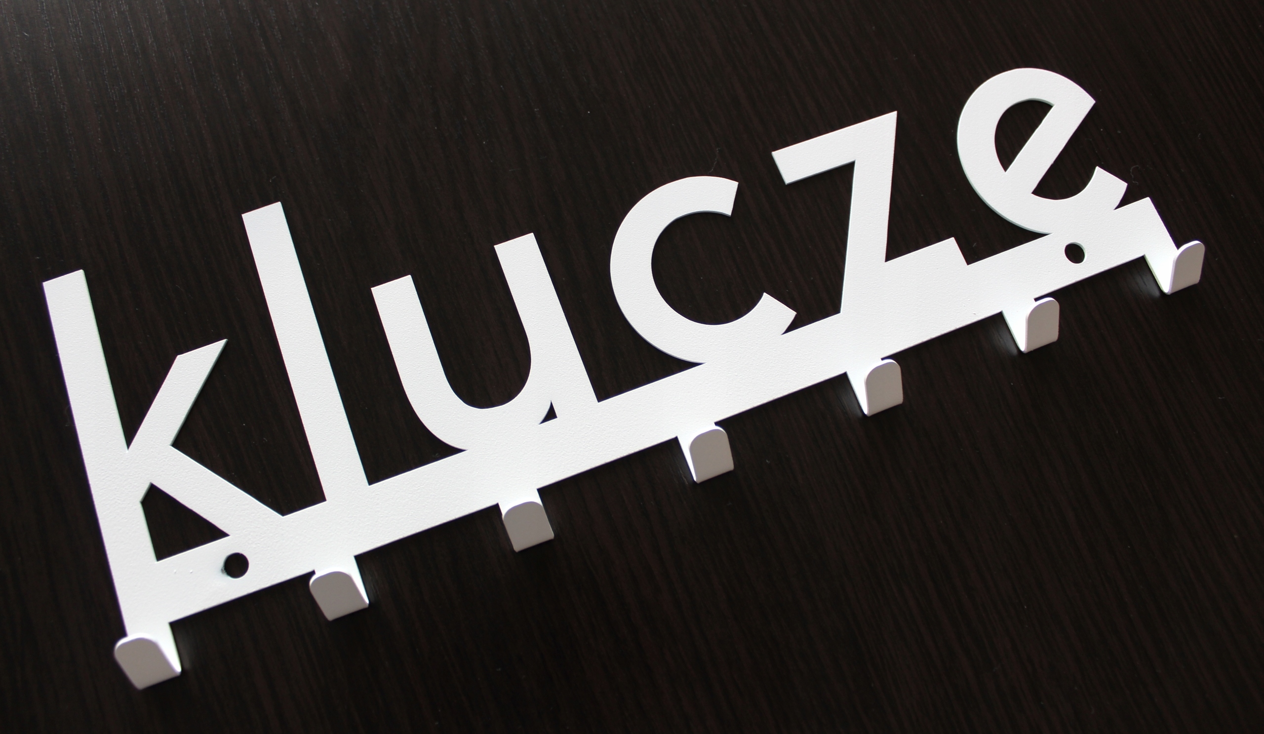 

Metalowy wieszak ścienny na ubrania design- Klucze