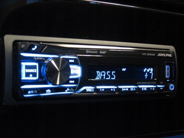 ALPINE UTE-204DAB BT + MIKROFON + DAB + FLAC + USB + MULTICOLOR Marka Alpine