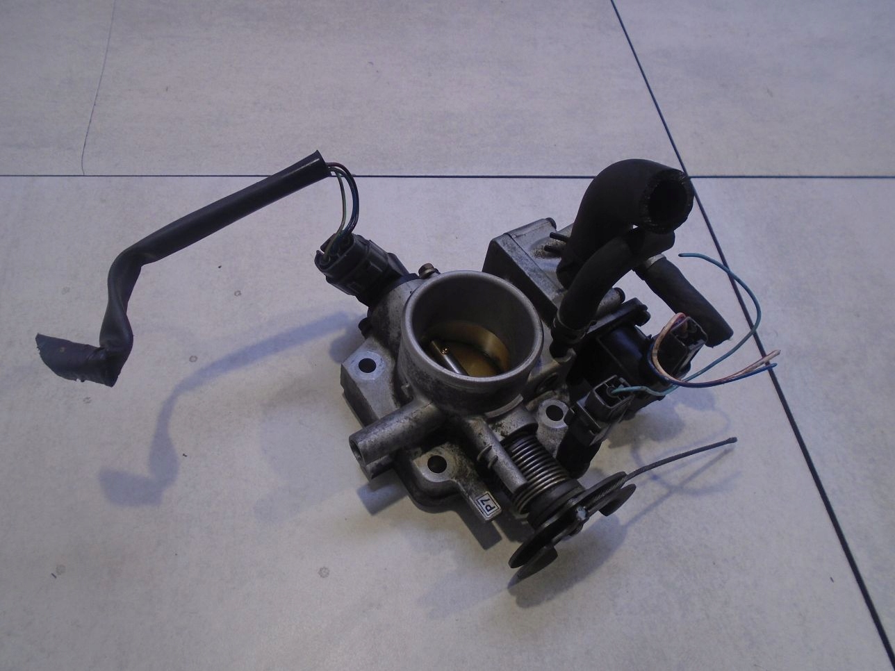 ДРОССЕЛЬНАЯ ЗАСЛОНКА mazda 323C BA 1.3 16V E1T01071
