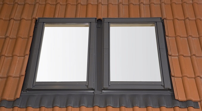 2 okna dachowe 3 szybowe OptiLight TLP U4 78x140 + kołnierz kombi RAL 7022 Szerokość okna 780 mm