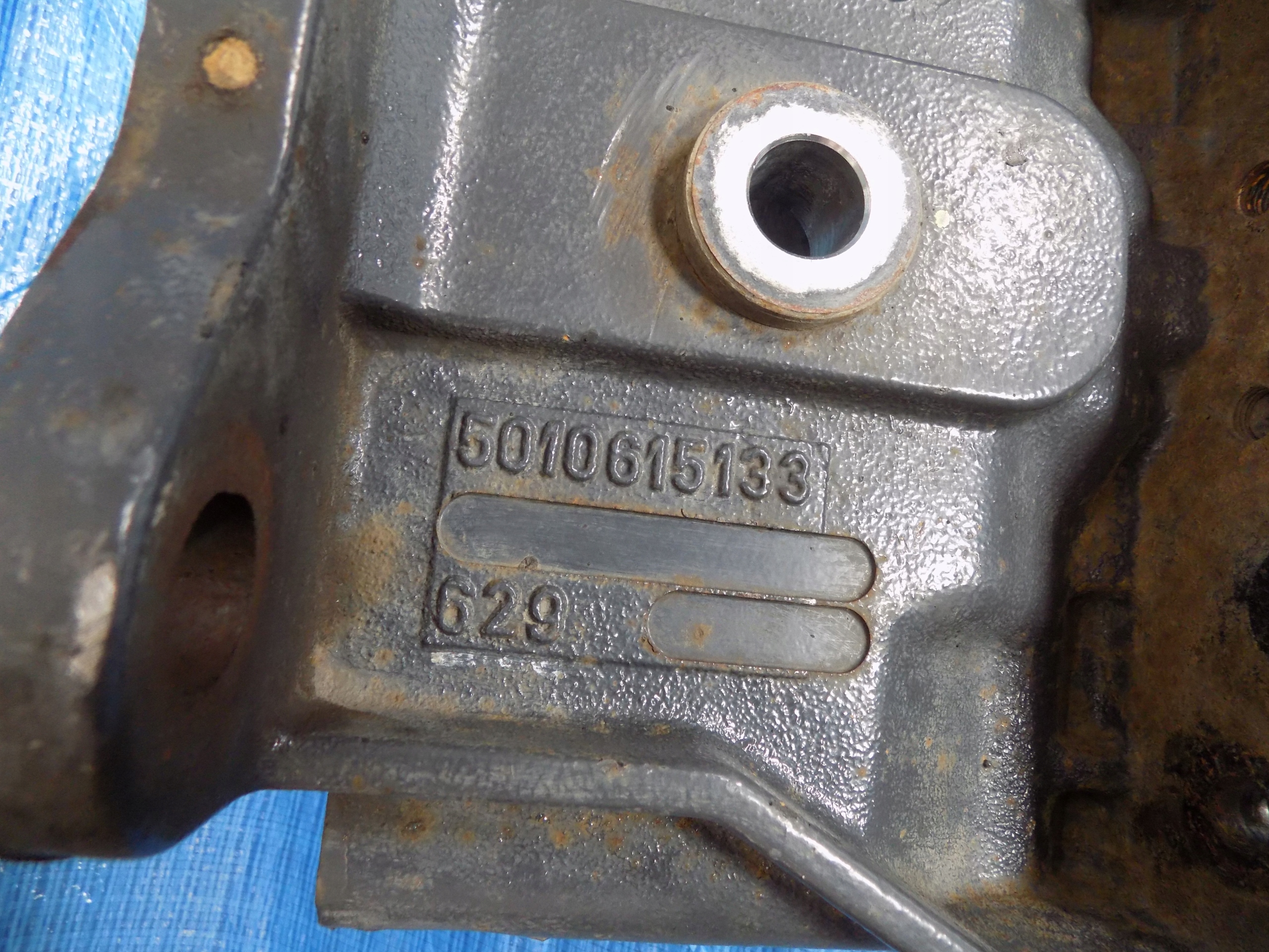 5010615133 - ЛАПА ОСНОВАНИЕ ПРАВОЙ РЕССОРЫ RENAULT PREMIUM 440DXI