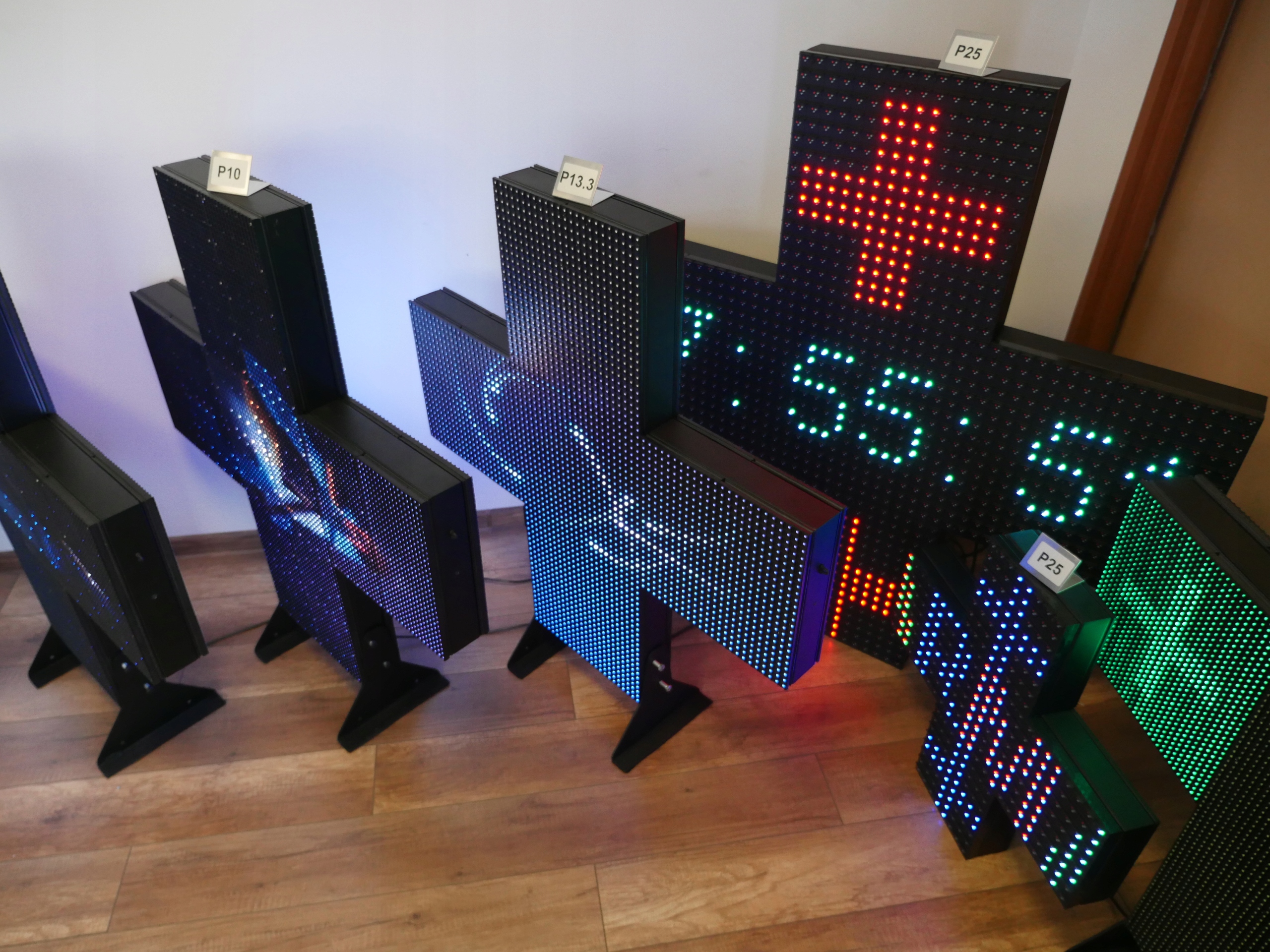 KRZYŻ APTECZNY 2xP10-96X96cm RGB VIDEO ANDROID iOS Długość 96 cm