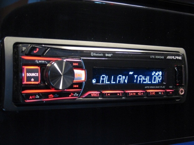 ALPINE UTE-204DAB BT + MIKROFON + DAB + FLAC + USB + MULTICOLOR Model UTE-204DAB