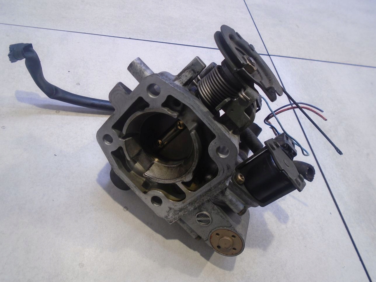 ДРОССЕЛЬНАЯ ЗАСЛОНКА mazda 323C BA 1.3 16V E1T01071