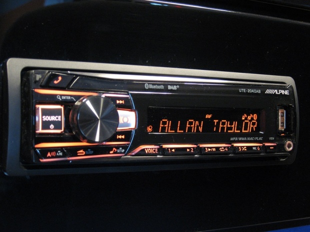 ALPINE UTE-204DAB BT + MIKROFON + DAB + FLAC + USB + MULTICOLOR Kod producenta UTE-204DAB