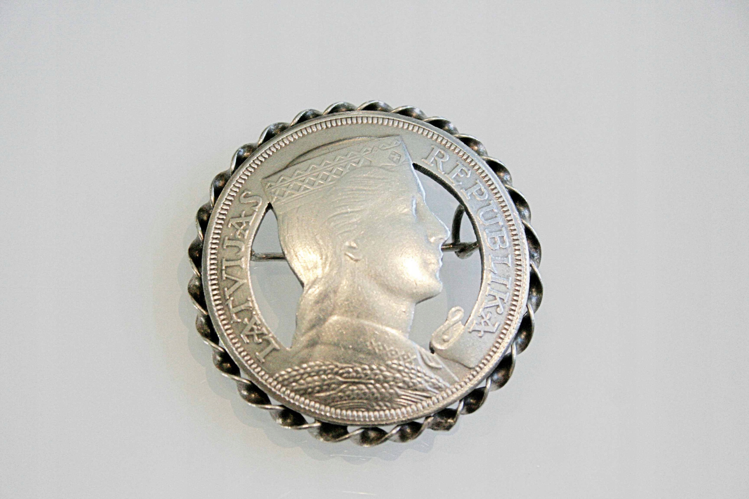 Как раздобыть брошь монеты из слоновой. Брошь из серебряных монет. Брошь времен королевы виктории. Как раздобыть брошь монеты из слоновой. Как раздобыть брошь монеты из слоновой.