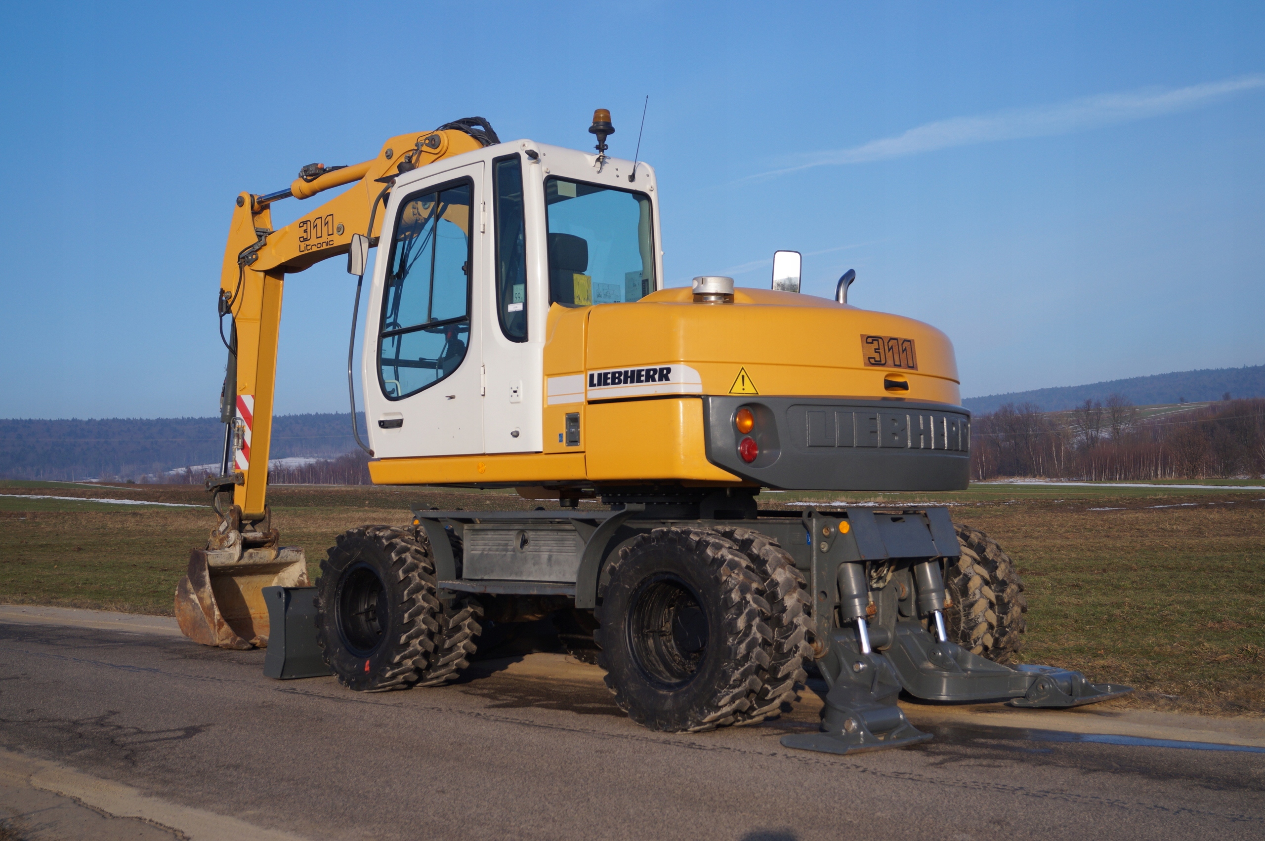 KOPARKA LIEBHERR 311 LITRONIC WAGA 13500 KG - 7856909315 - oficjalne ...