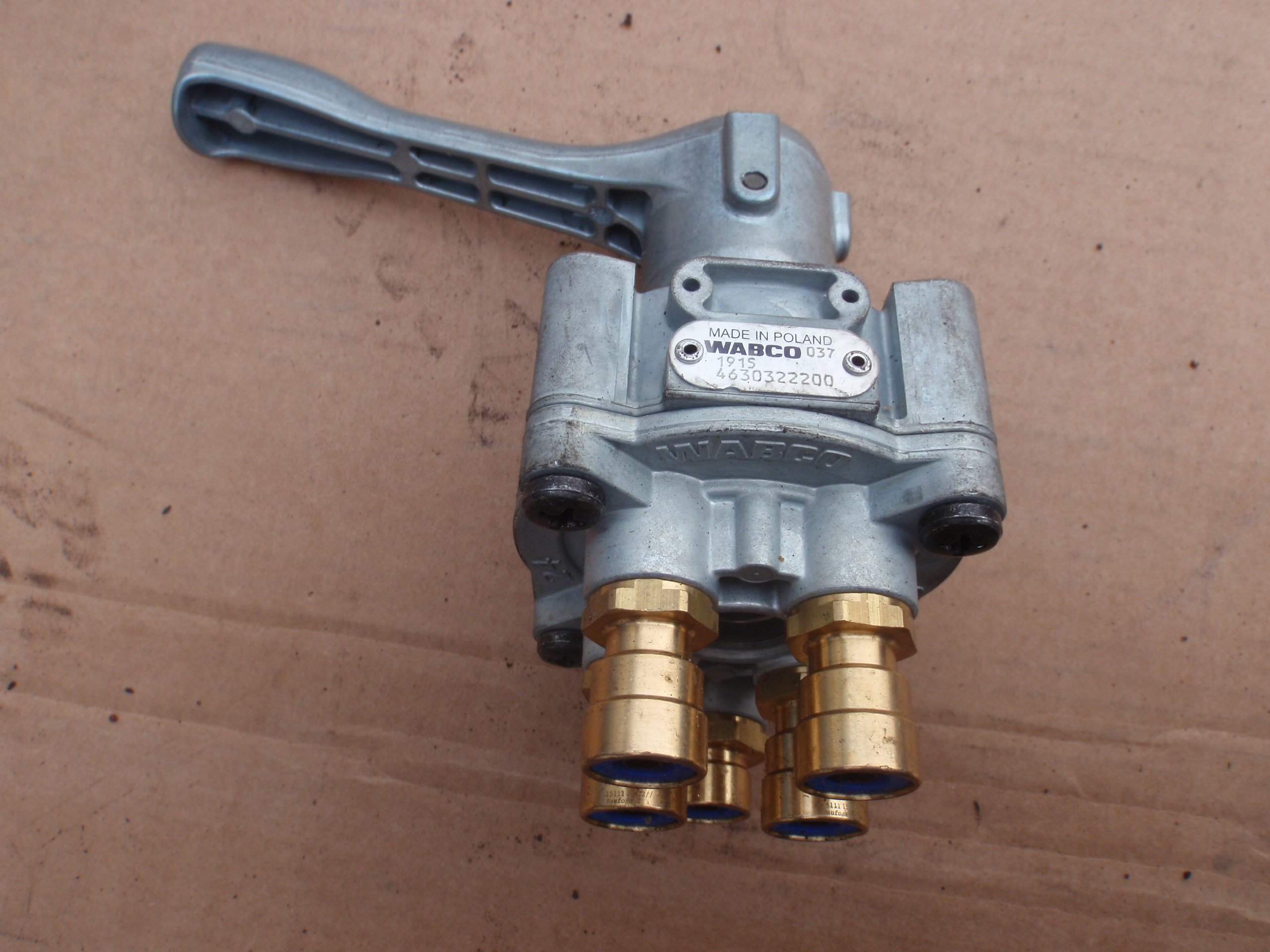 Кран подъема прицепа кнорр sv3200. Кран wabco полуприцепа 4630322200. Кран ручного управления пневмоподвеской полуприцепа provia. Вабко 4630320200. Кран управление пневмоподвеской schmitz.