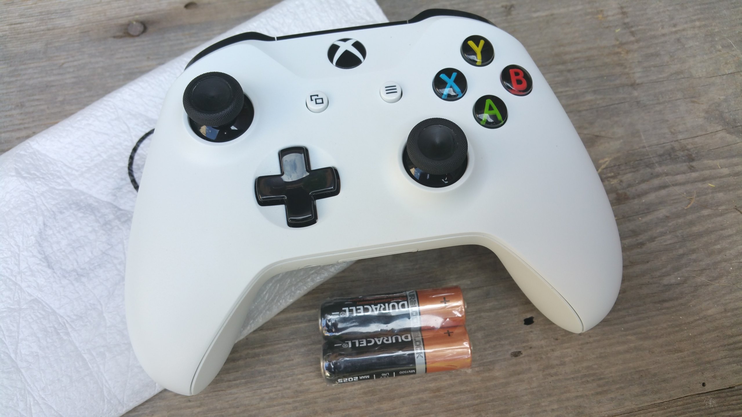 PAD XBOX ONE S BIAŁY MODEL 1708 + baterie Duracell 7458495951