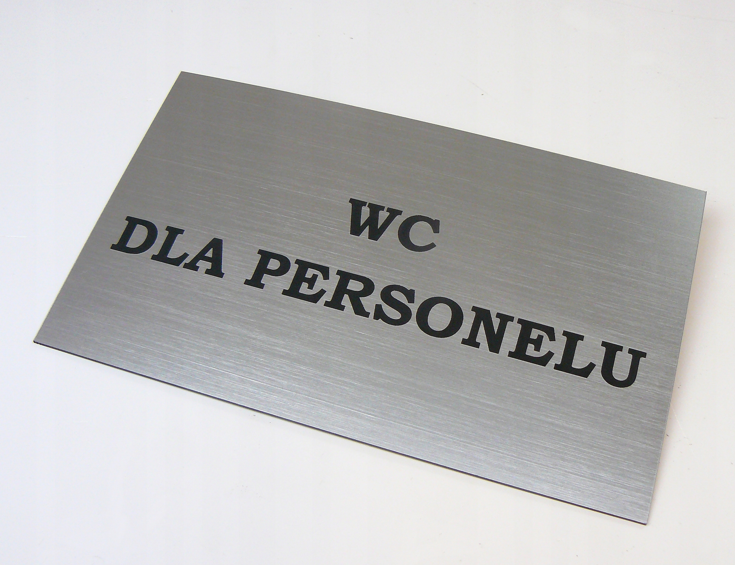 Деревянная табличка для надписи. Чтение табличка. Прочитай табличку. Прочитай табличку. Таблички для слепых на дверях.