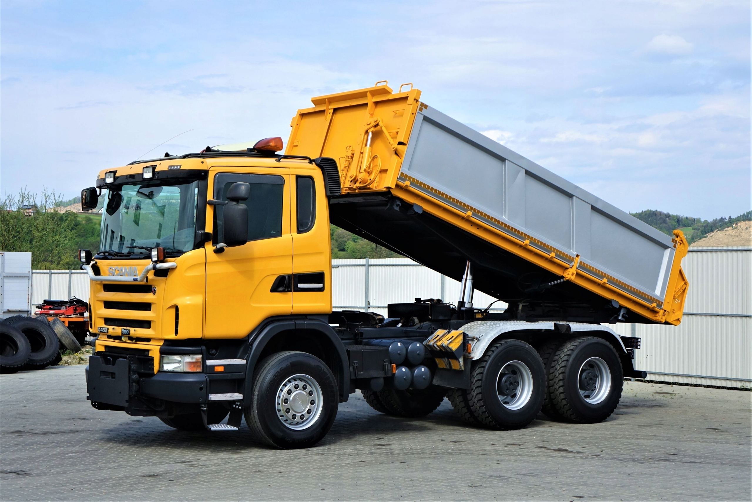 Водитель самосвала. Скания g 480 6х4. Самосвалы ищут. Самосвалы камазы на стоянке. Самосвал вахта.