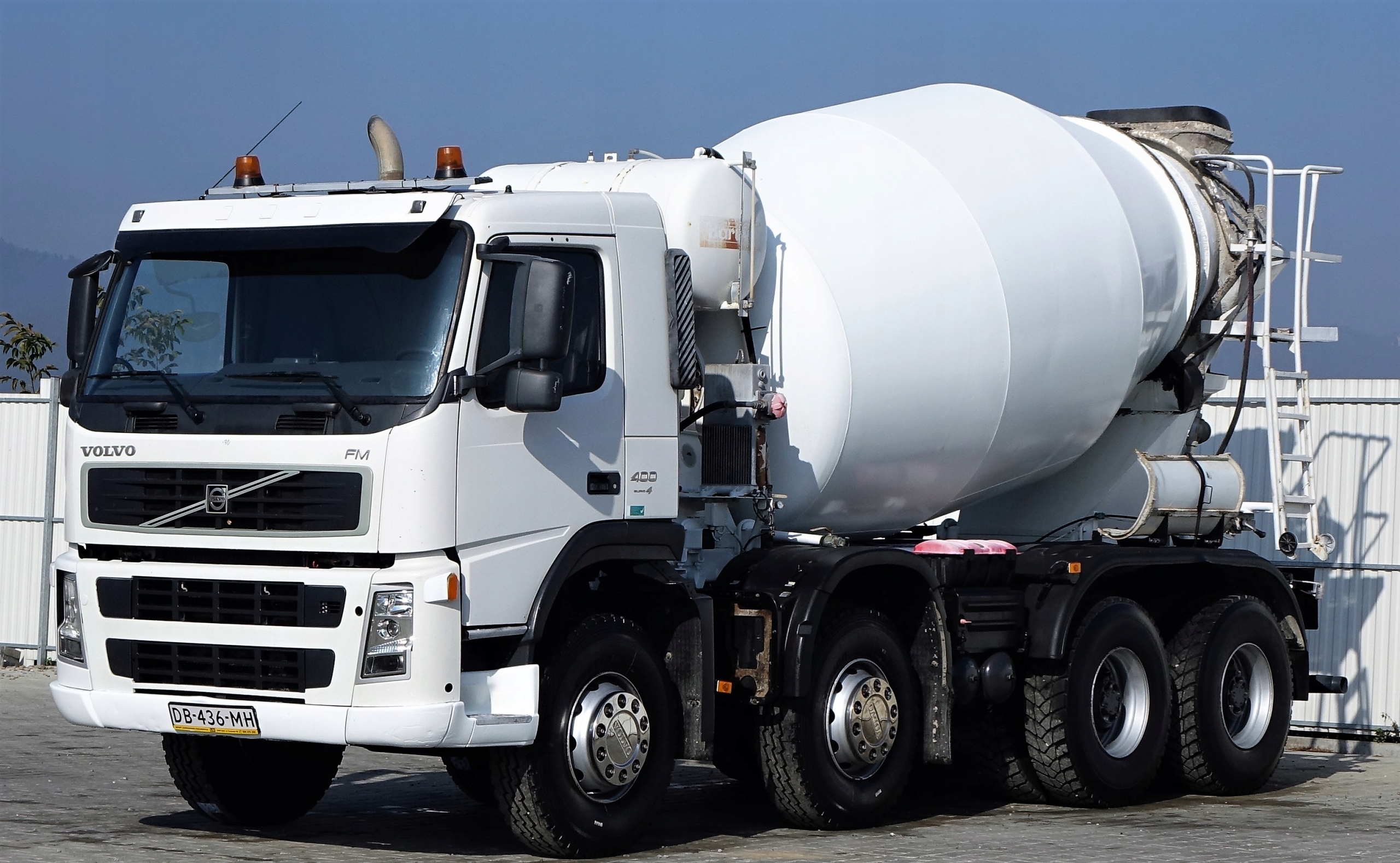 Лоток для бетона от миксера. Автобетоносмеситель с транспортерной лентой. Камаз 55 111 миксер четырехкубовый. Hino 500 автобетоносмеситель. Вольво fm 8x4 автобетоносмеситель.