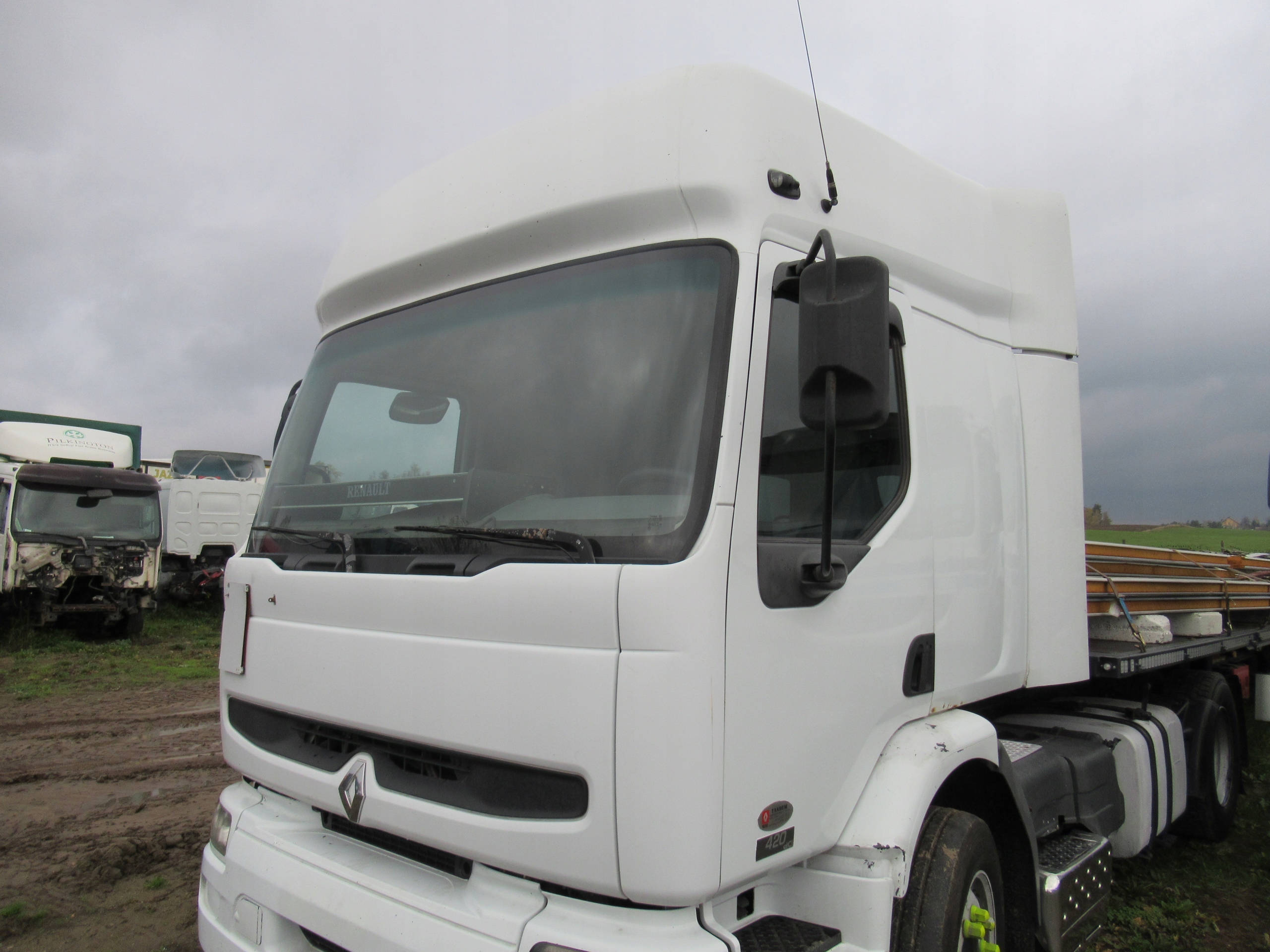 Рено премиум 420 dci купить. Renault Premium 420 DCI. Renault Premium 420 белый. Рено премиум 420 DCI кубовик. Спойлер кабины Рено премиум 420 DCI.