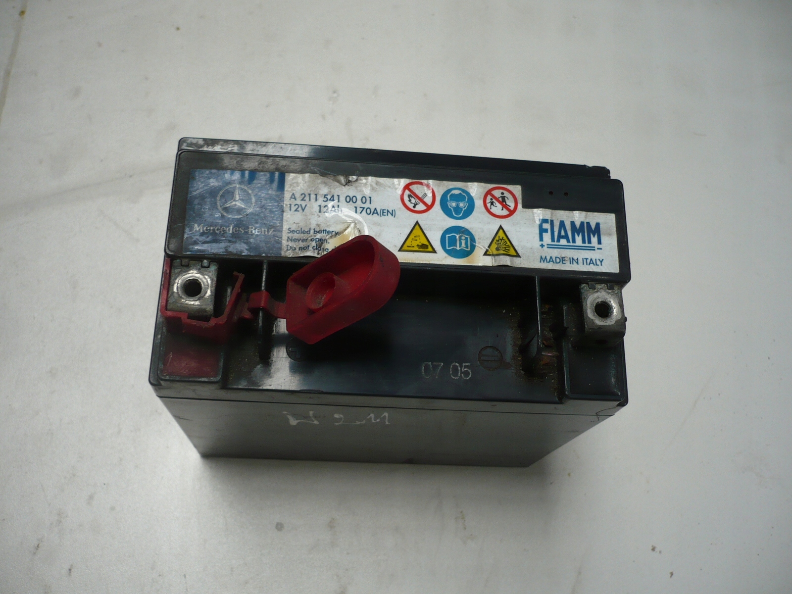 Резервный аккумулятор mercedes c180. Дополнительный аккумулятор мерседес w186. A0009827008 аккумулятор. Акб мерседес 463 1993. Дополнительный акб мерседес ml 164.