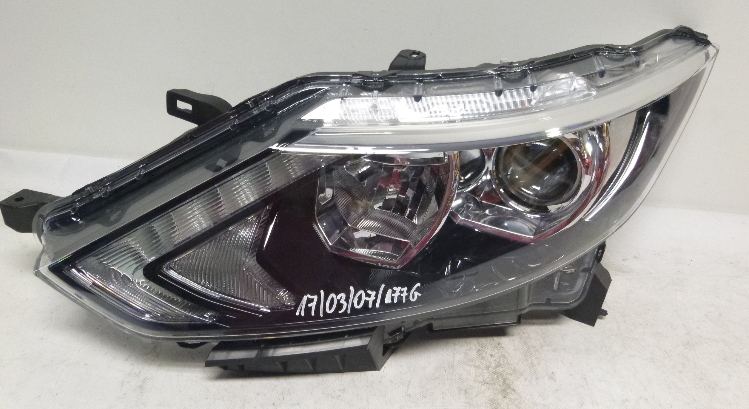 NISSAN QASHQAI J11 14 LAMPA PRZEDNIA LEWA LED