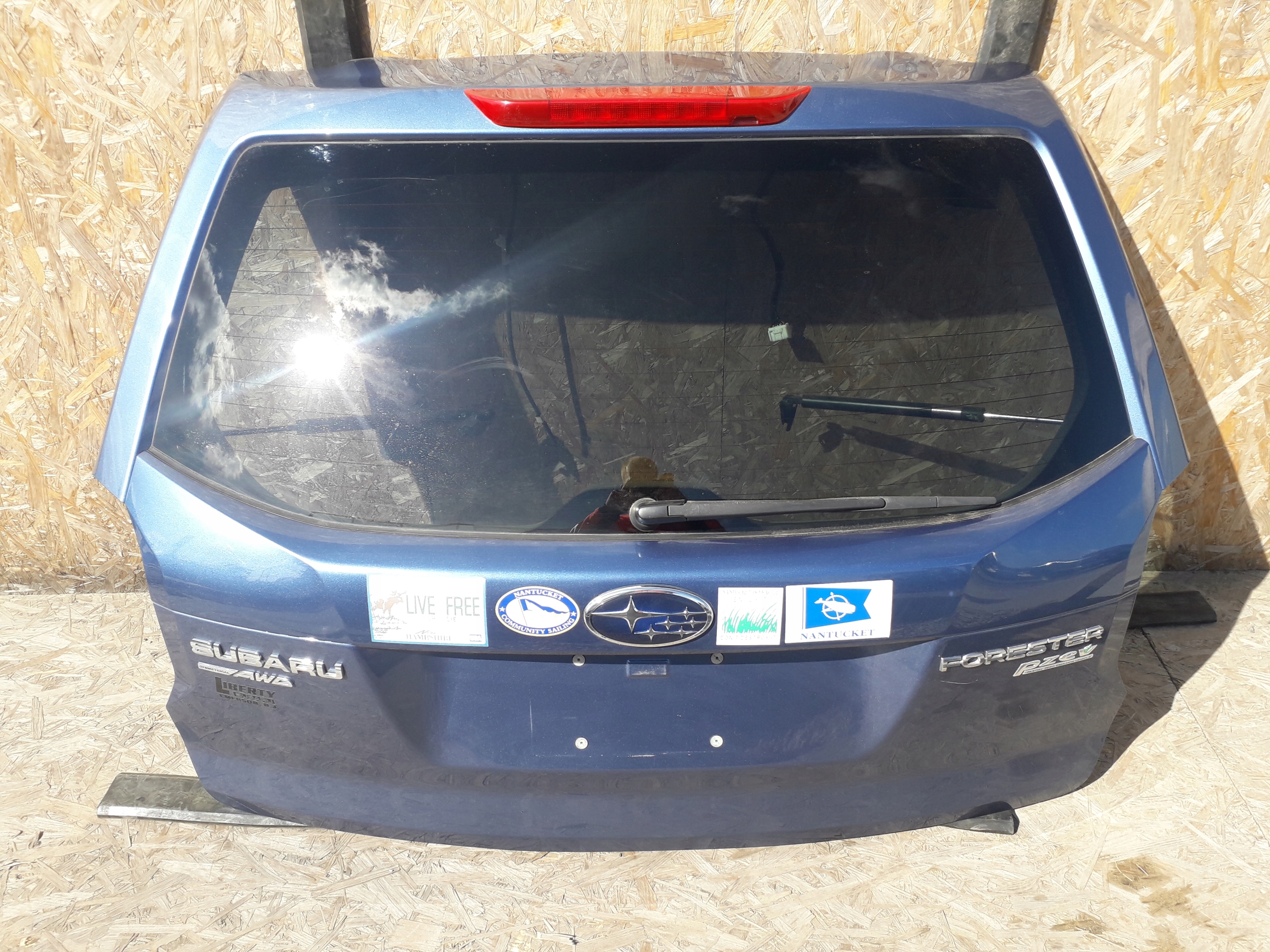крышка багажника субару форестер 2012. Subaru форестер крышка багажника. Subaru крышка багажника. Forester sf задняя крышка багажника. крышка багажника трибека 2007.
